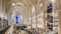 Interieur boekhandel Van der Velde in de Broeren